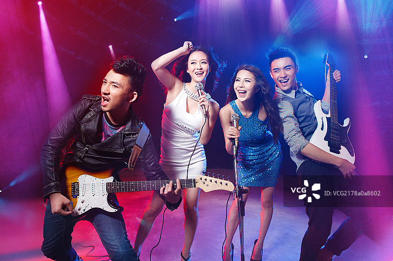 年轻人在酒吧唱歌跳舞图片素材