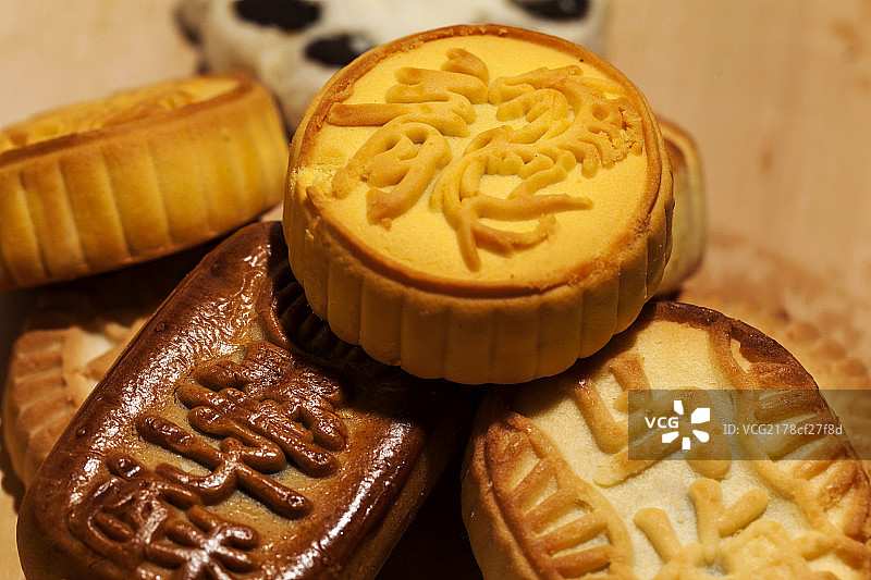 中国节日中秋月饼糕点摆放在案板上图片素材