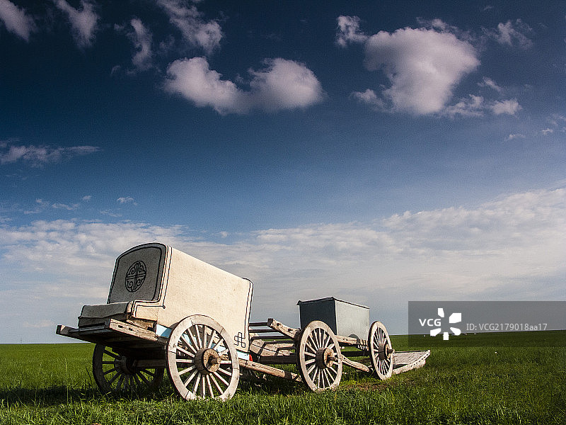 草原深处的勒勒车图片素材