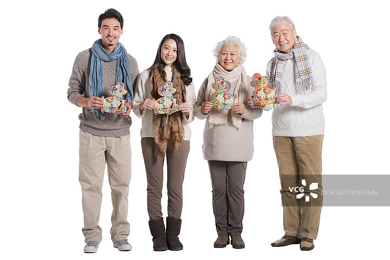 拿着装饰物的一家子图片素材