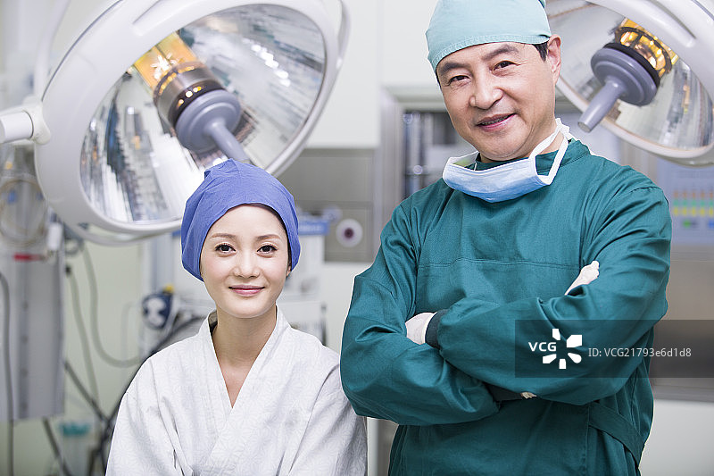 开心的女性和整容医生图片素材