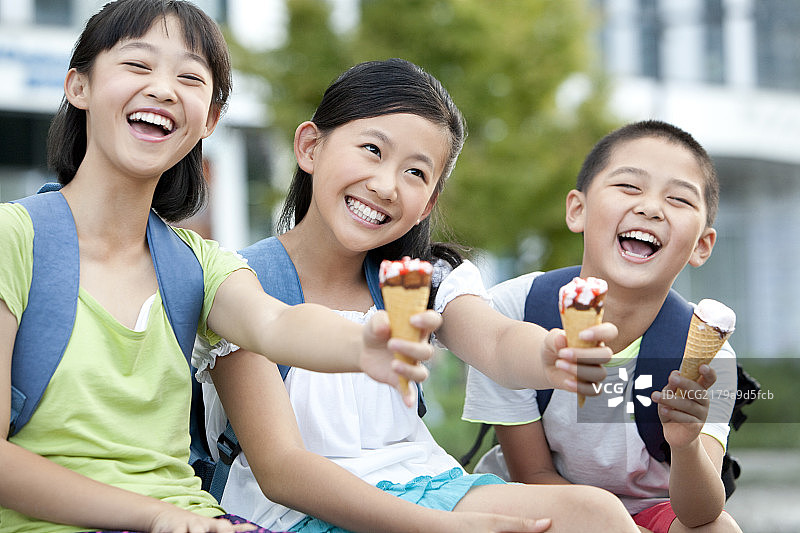 快乐小学生吃冰激凌图片素材