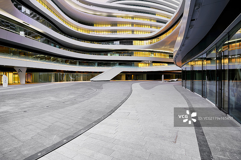 北京CBD新的地标建筑银河SOHO办公大楼国际品牌商店和广场道路图片素材