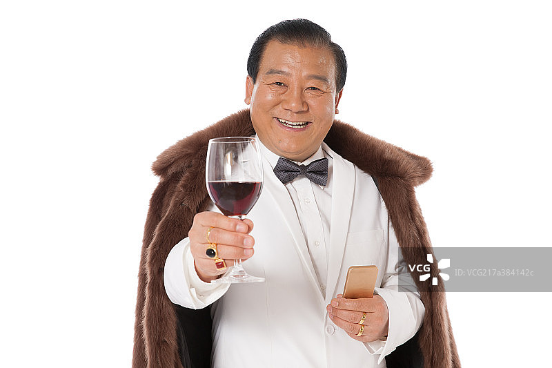 成功男人拿着红葡萄酒杯图片素材