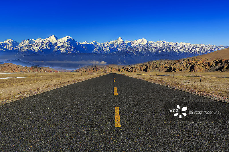 西藏 荒野 公路图片素材