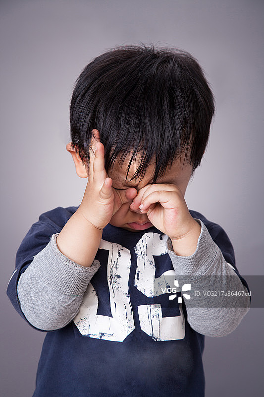 一个中国小男孩图片素材