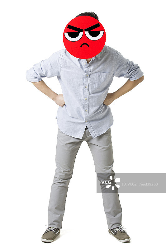 年轻男子戴着一张生气的卡通脸图片素材