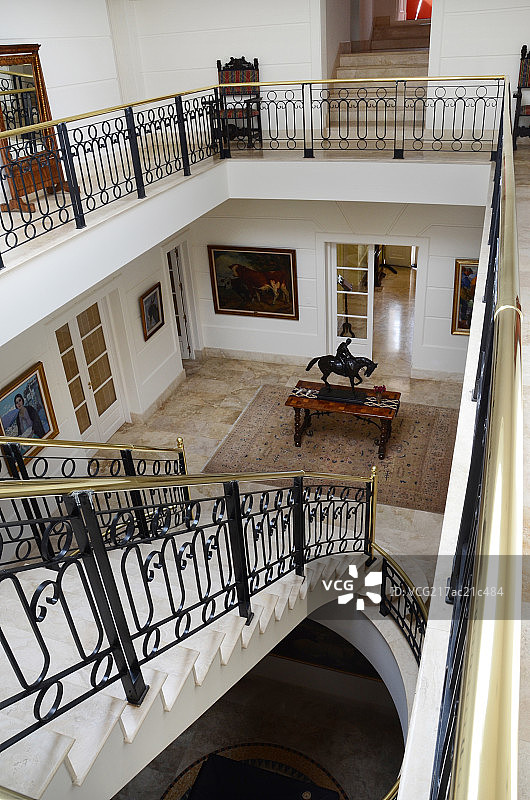 High angle view of centerpiece and steps图片素材