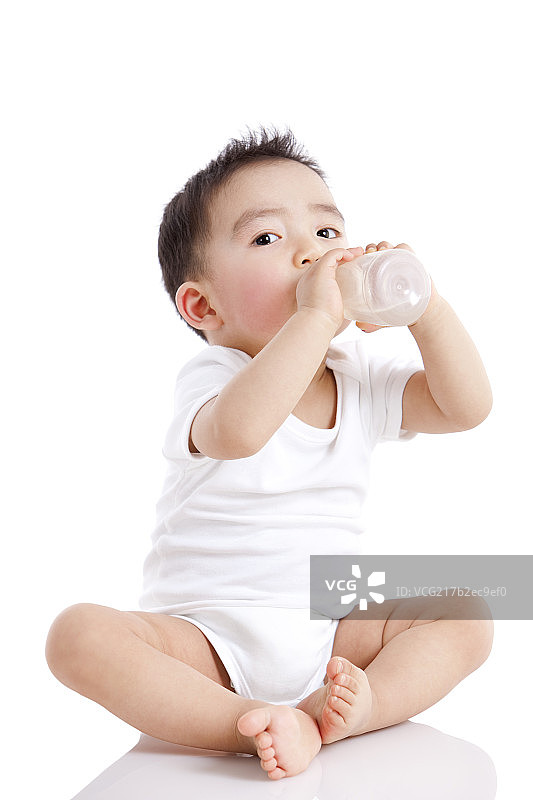 可爱男婴喝奶图片素材