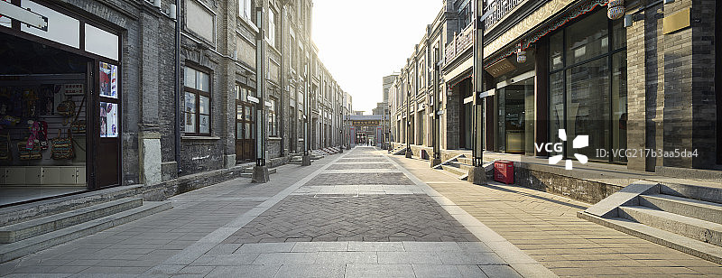 逆光下的北京前门大街全景图片素材