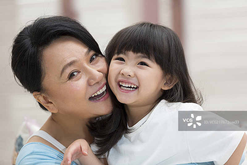 快乐的祖孙拥抱在一起图片素材