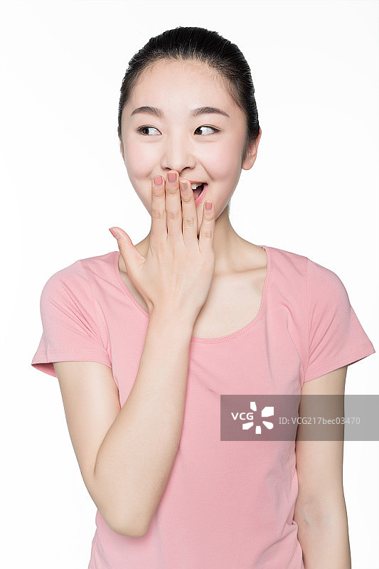 少女单手捂嘴图片素材