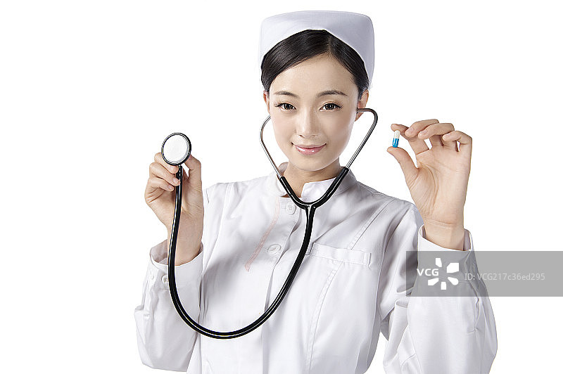手拿药戴听诊器的女护士图片素材