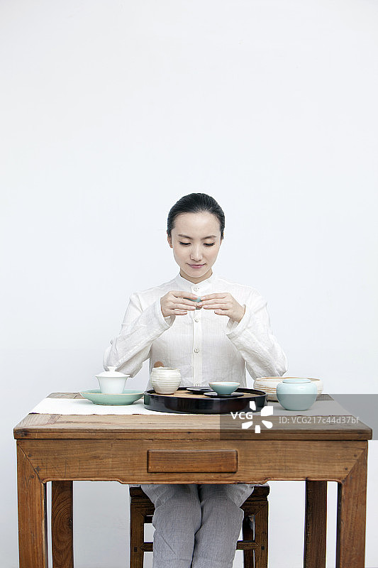 中国女性茶艺师做茶艺图片素材