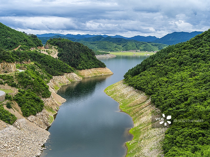 乌云下的鸭绿江图片素材