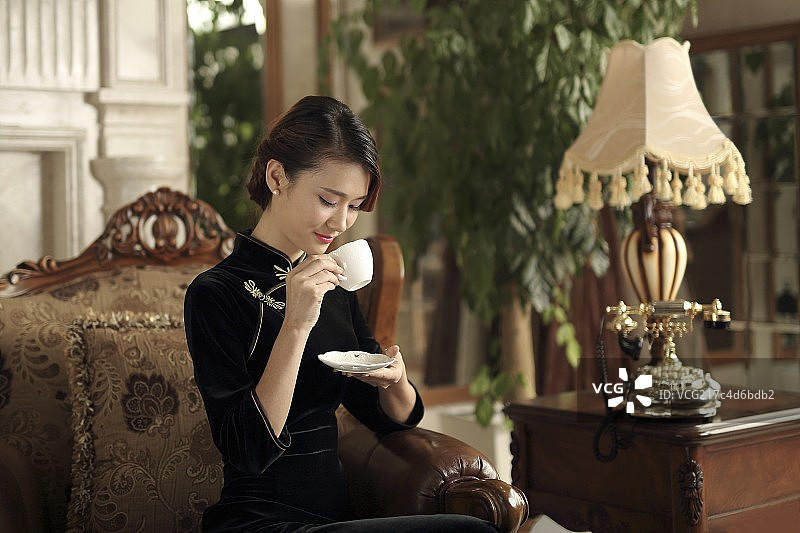 身穿旗袍喝咖啡的贵族女人图片素材