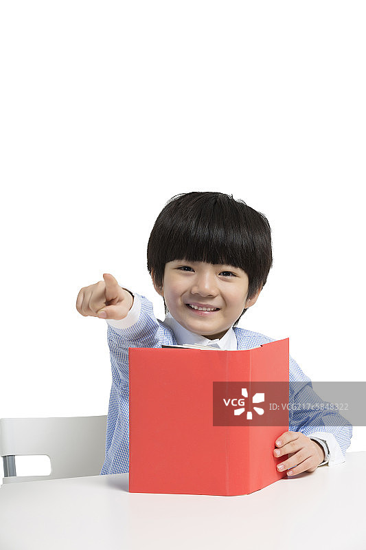 小男孩在书桌前看书图片素材