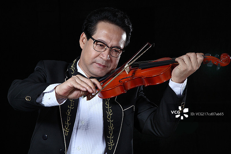 拉小提琴的中年男性图片素材