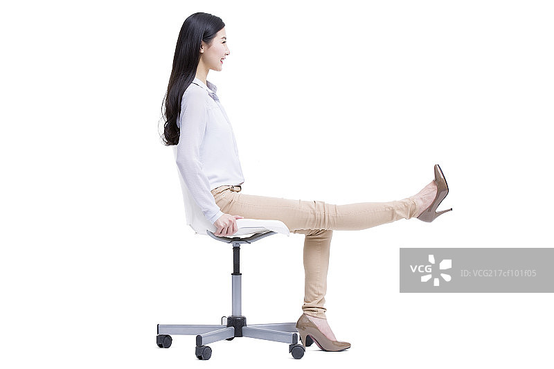 坐在椅子上的年轻女孩图片素材