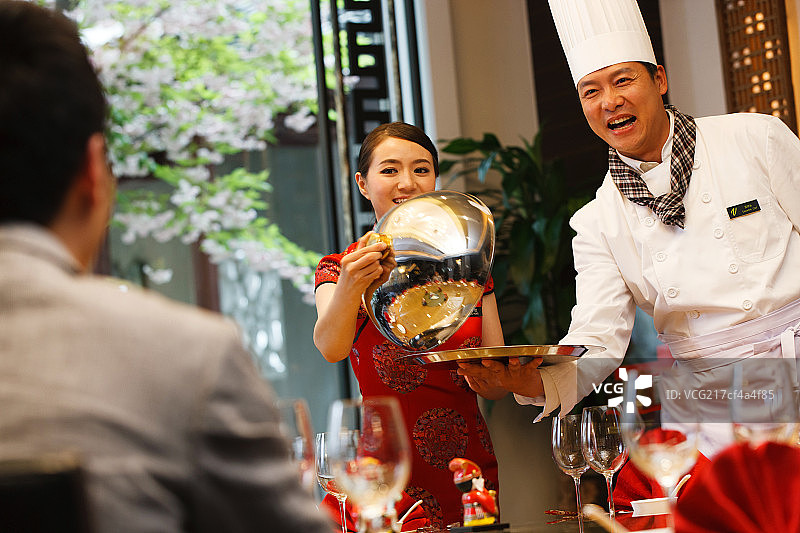 酒店厨师为顾客服务图片素材