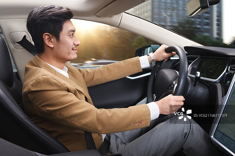 商务男人在驾车图片素材