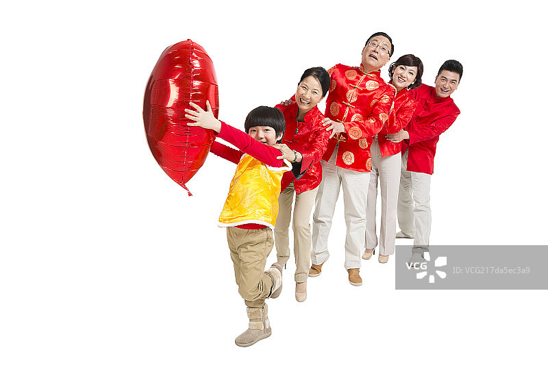 棚拍节日气氛中欢乐的唐装一家人捧红气球图片素材
