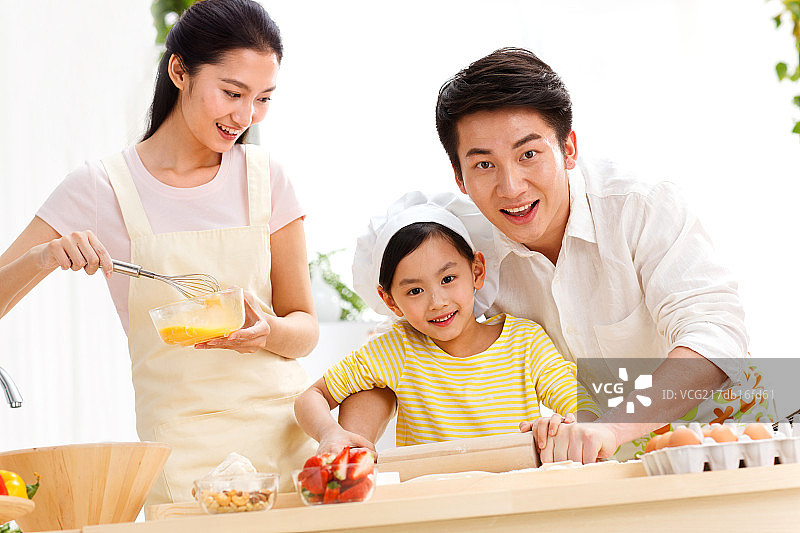 幸福的一家三口准备食物图片素材