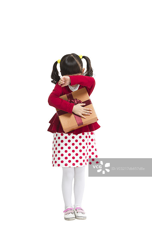 棚拍小女孩捧礼盒图片素材