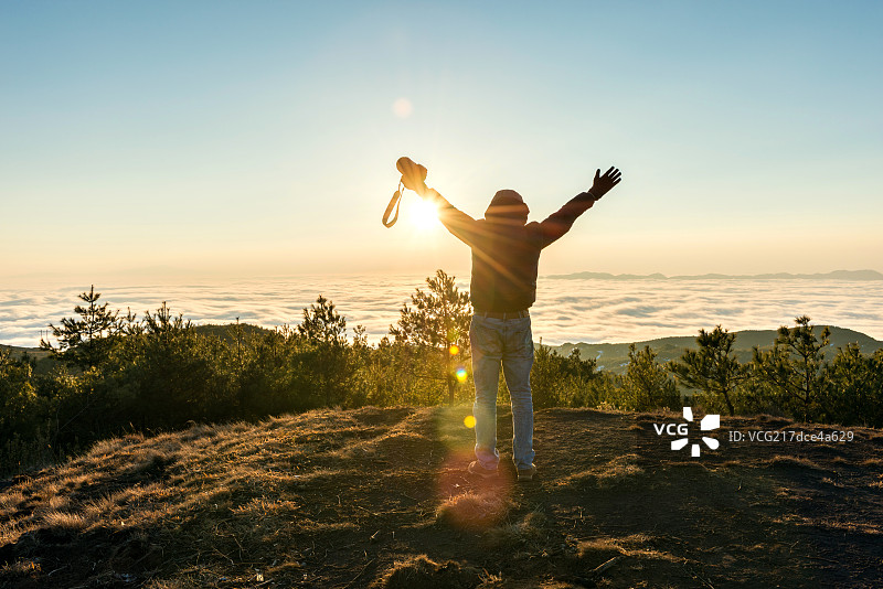 高举双臂的摄影师图片素材