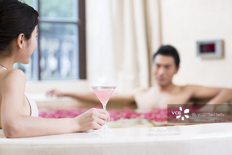 年轻情侣泡花瓣浴图片素材