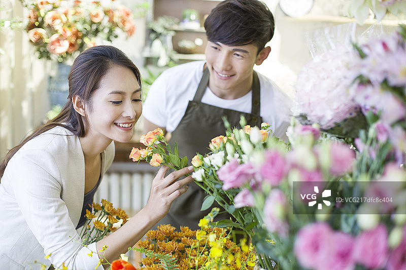 年轻女子在花店买花图片素材