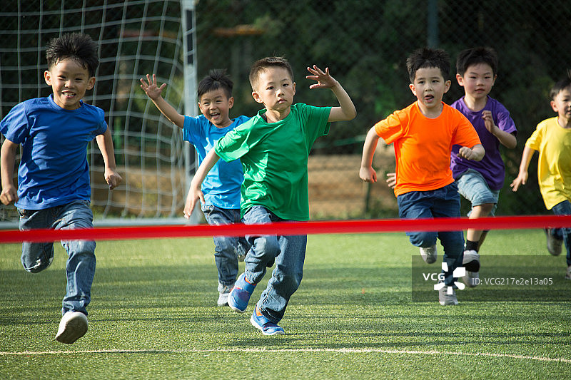 男孩们田径比赛接近终点线图片素材