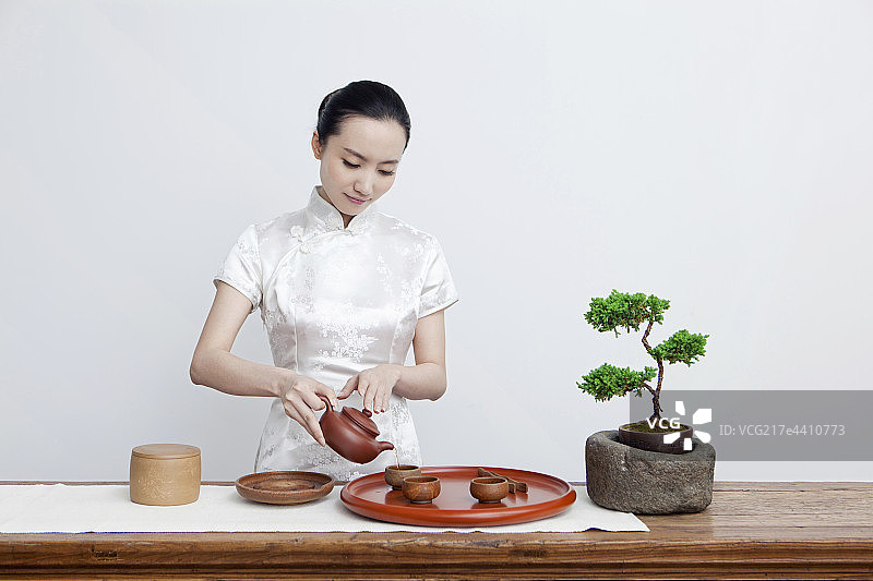 一个东方女性茶艺师做茶艺图片素材