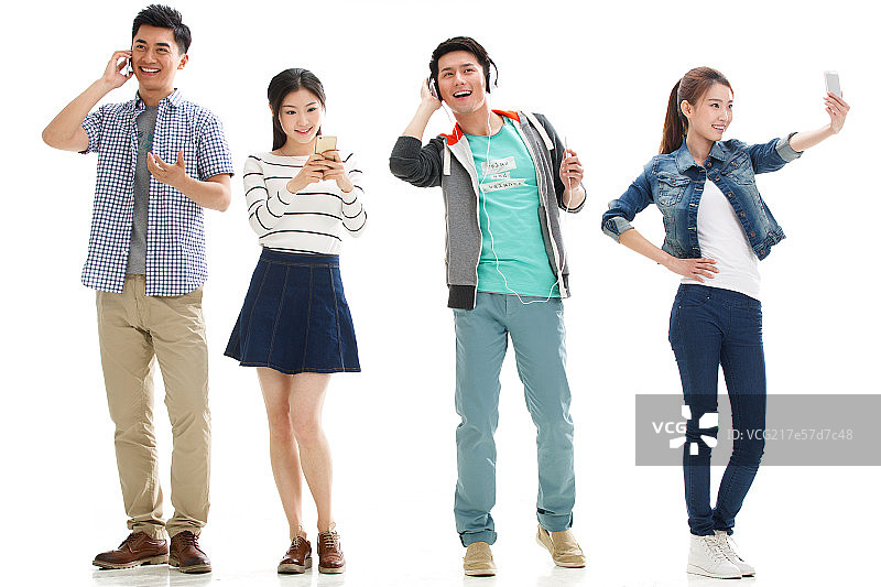 四个大学生在使用手机图片素材