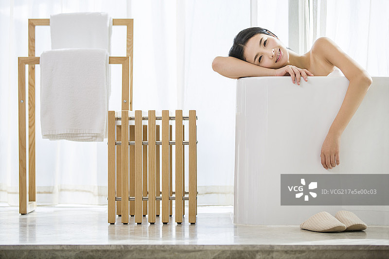 年轻女子泡澡放松图片素材