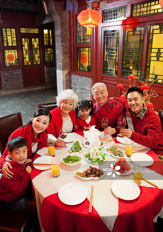 东方家庭过年吃团圆饭图片素材