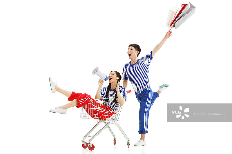 快乐青年情侣推着购物车图片素材