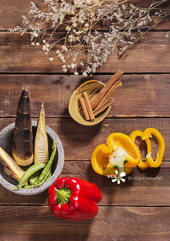 放在桌子上的蔬菜图片素材