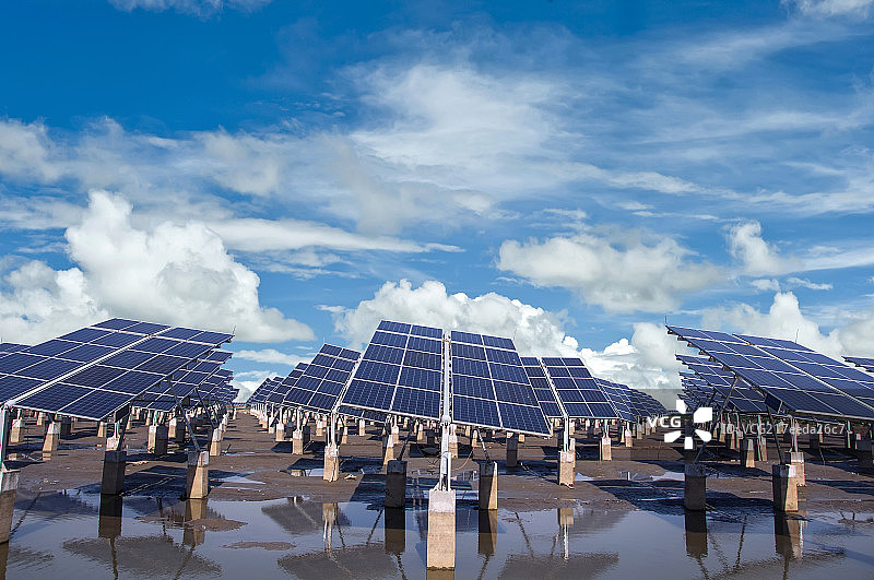 蓝天下的光伏太阳能发电图片素材