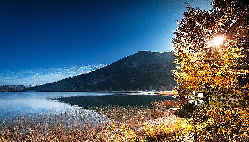 六月湖之秋图片素材