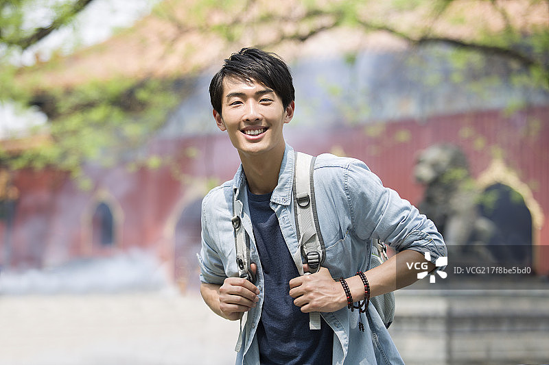 年轻男子在雍和宫旅游图片素材