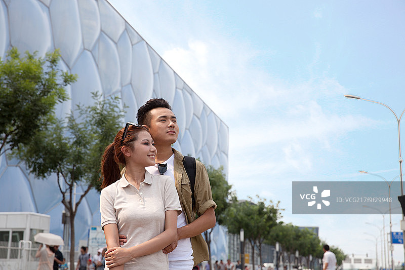 青年夫妇在水立方旅游图片素材