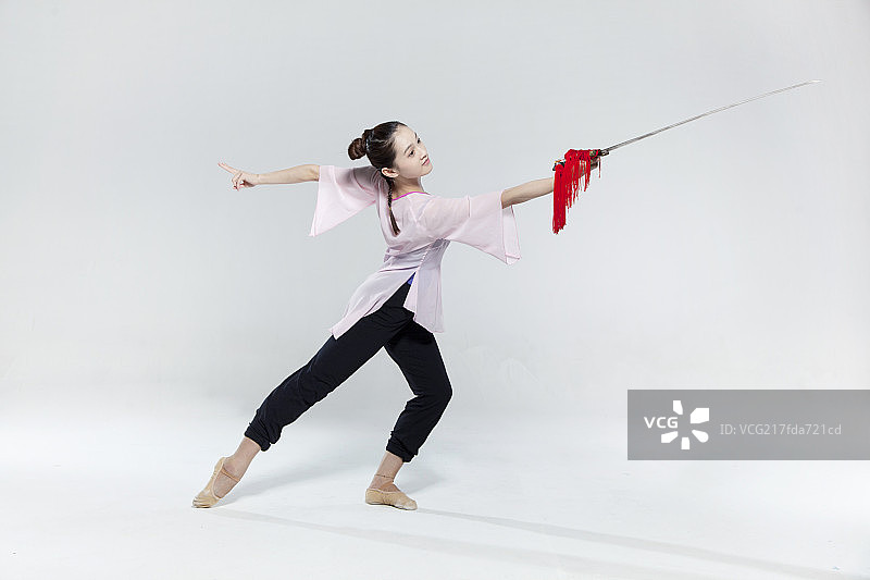 中国女舞蹈演员表演剑舞图片素材