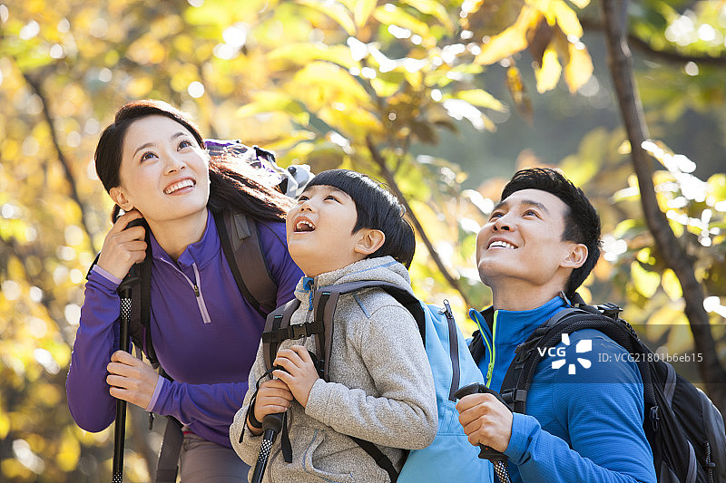 一家三口徒步旅行图片素材