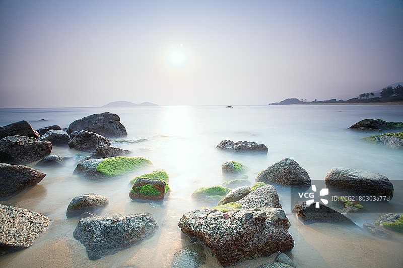 海南南燕湾雾化海浪与绿藻礁石图片素材