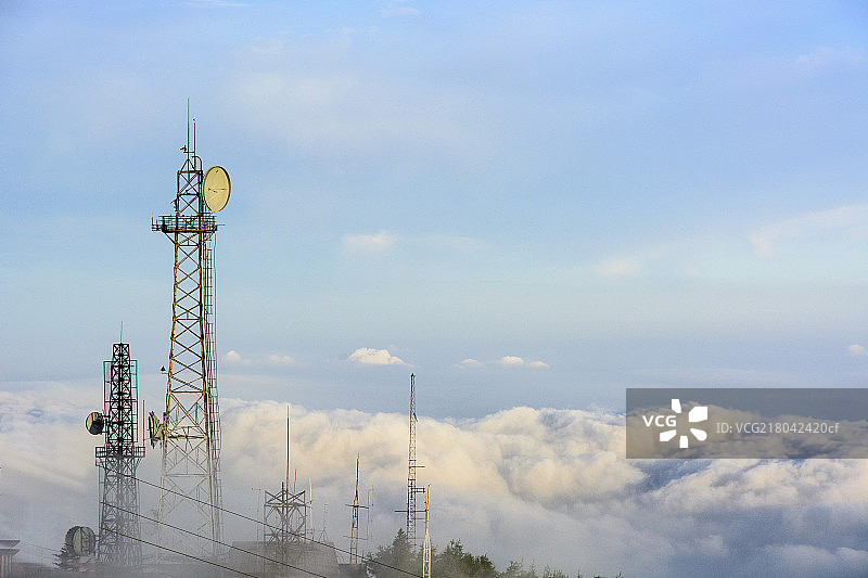 云雾缭绕的的发射塔图片素材