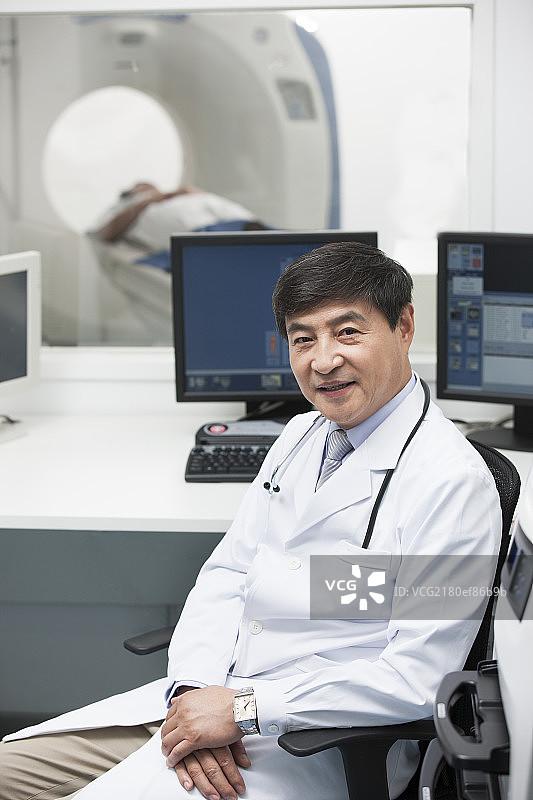 工作中的医生图片素材