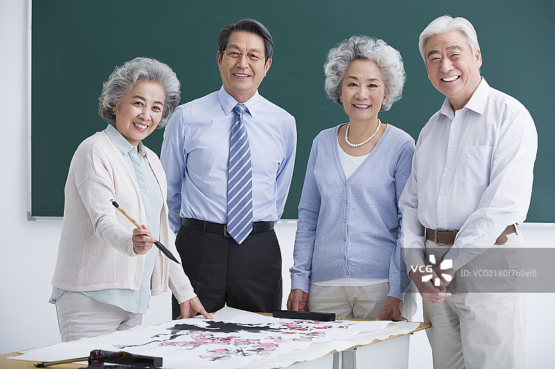 老年人上美术课图片素材