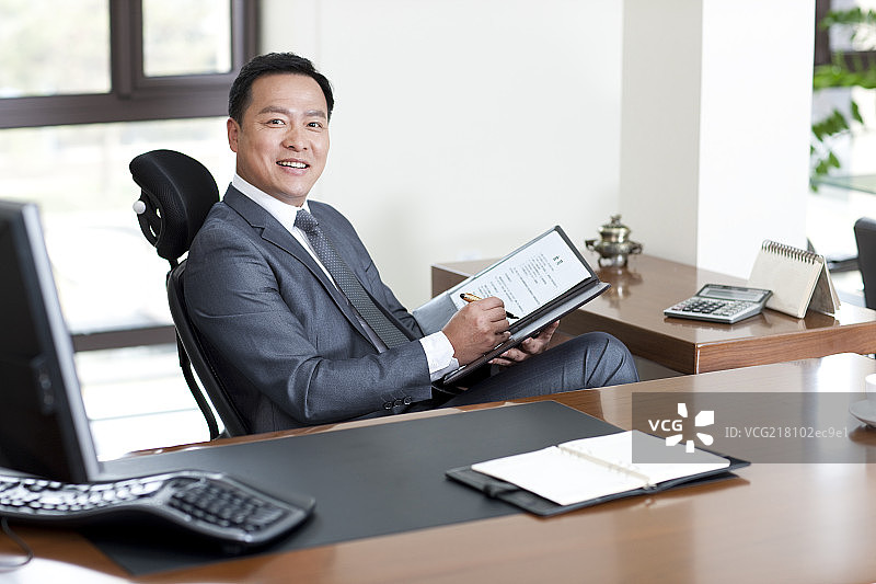 成熟商务男士和文件图片素材