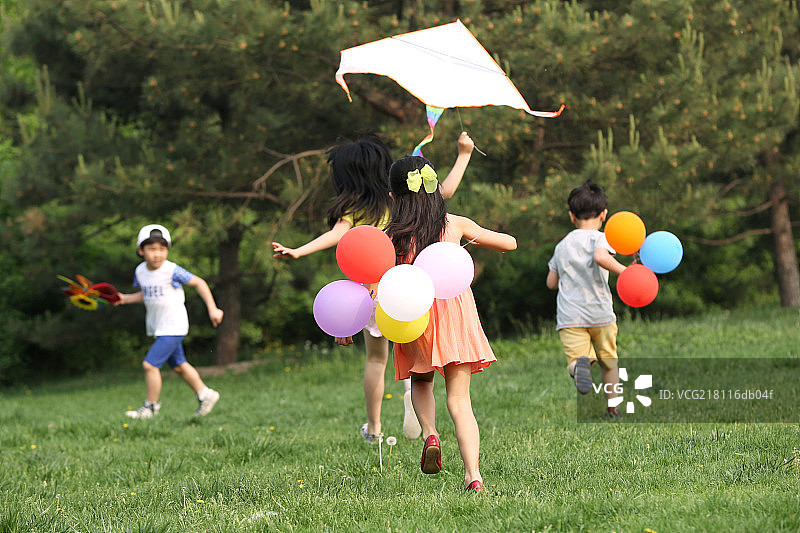 欢乐的儿童在草地上奔跑图片素材